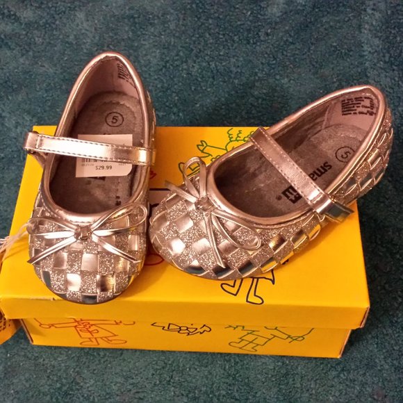 Size 5 toddler shoes w/velcro closure - Picture 2 of 3